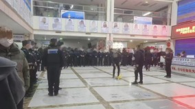 山东7岁男孩输液死亡有猫腻大批警察到医院清场(图)