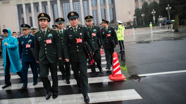 图为中共国家主席习近平在北京召开的betway必威体育官网
共产党第十九次代表大会上发表演说后，betway必威体育官网
军队代表离去。（图片来源：FRED DUFOUR/AFP via Getty Image）